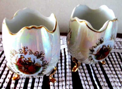 * EI-Porzellan-SET* mit drei Gold-Füßchen / H.8.5 cm / Dm.6.5 cm /Perlmuttglasur