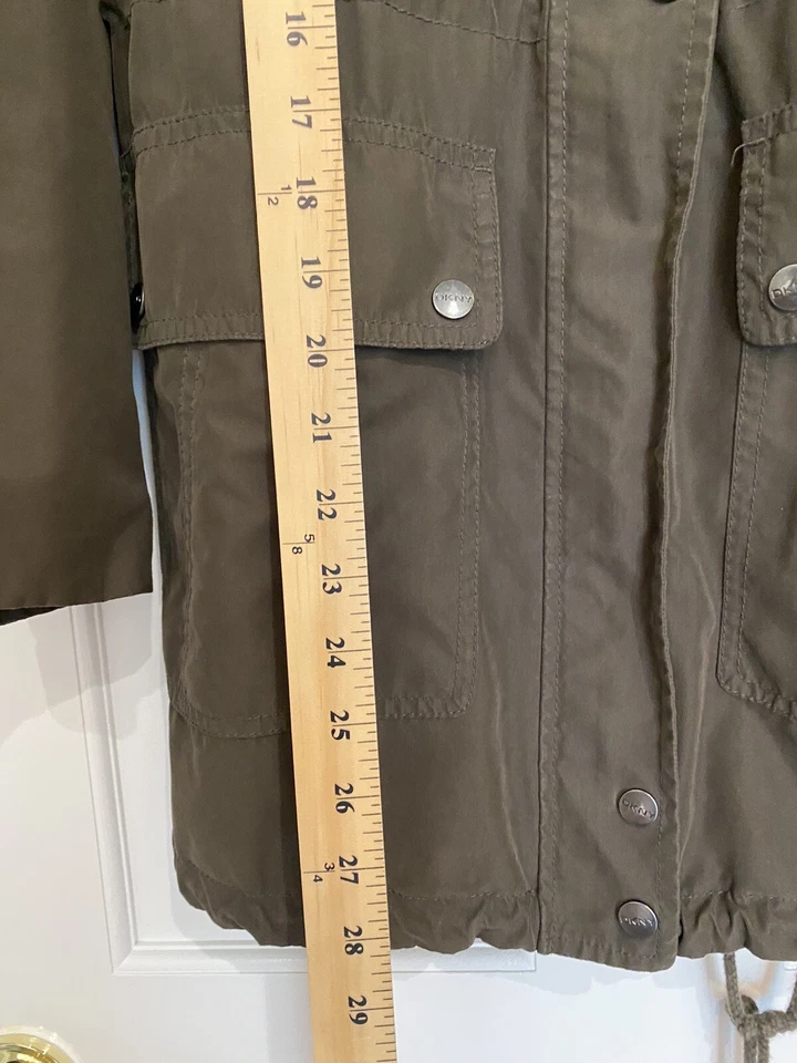 Chaqueta Parka DKNY Para Mujer Pequeña Resistente al Agua Con Capucha Línea Larga Cintura Ajustable Foto 4 de 4