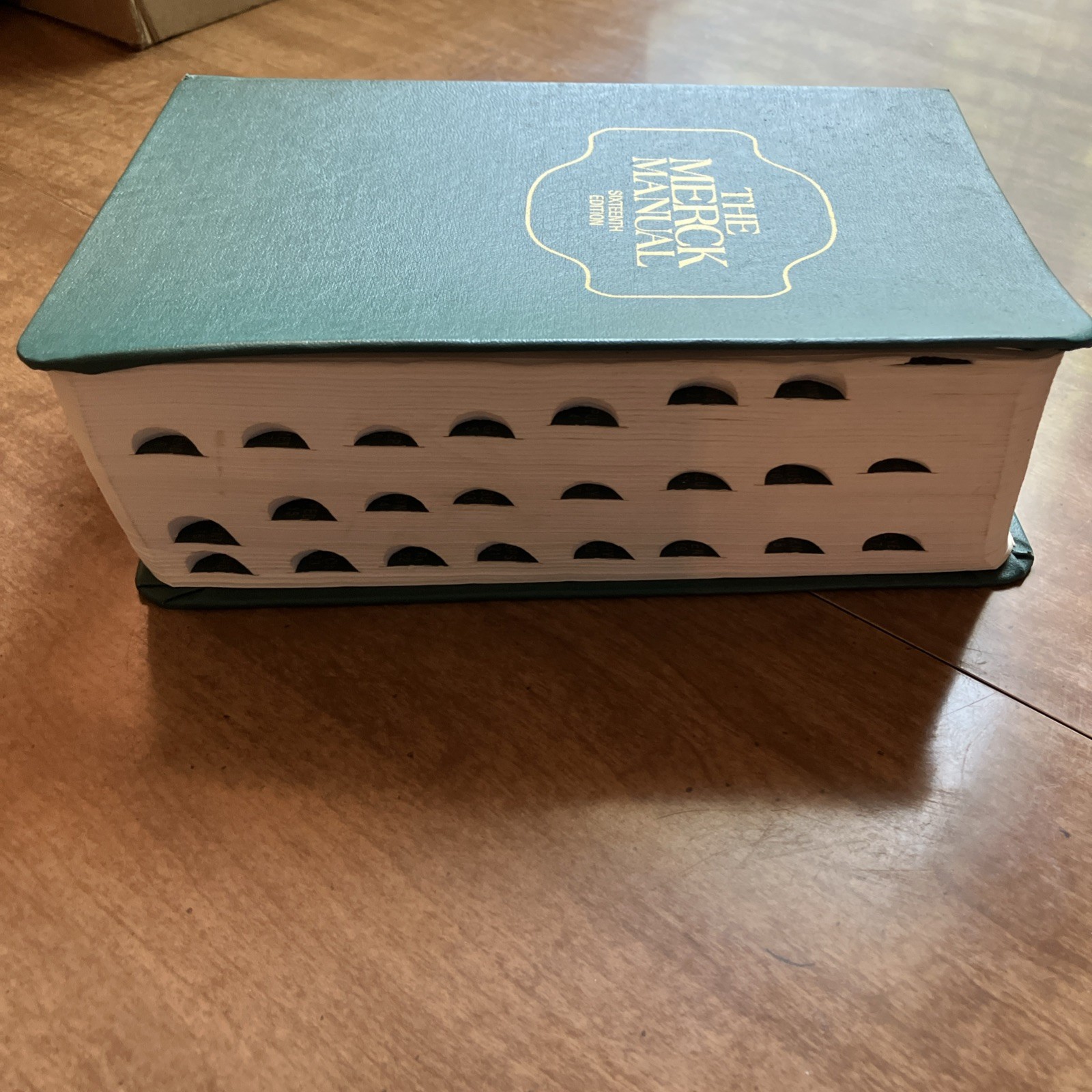 The Merck Manual of Diagnosis and Therapy 1992 Sixteenth Edition - Vintage Book