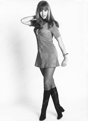 8b20-0620 Susan George mini skirt go-go 