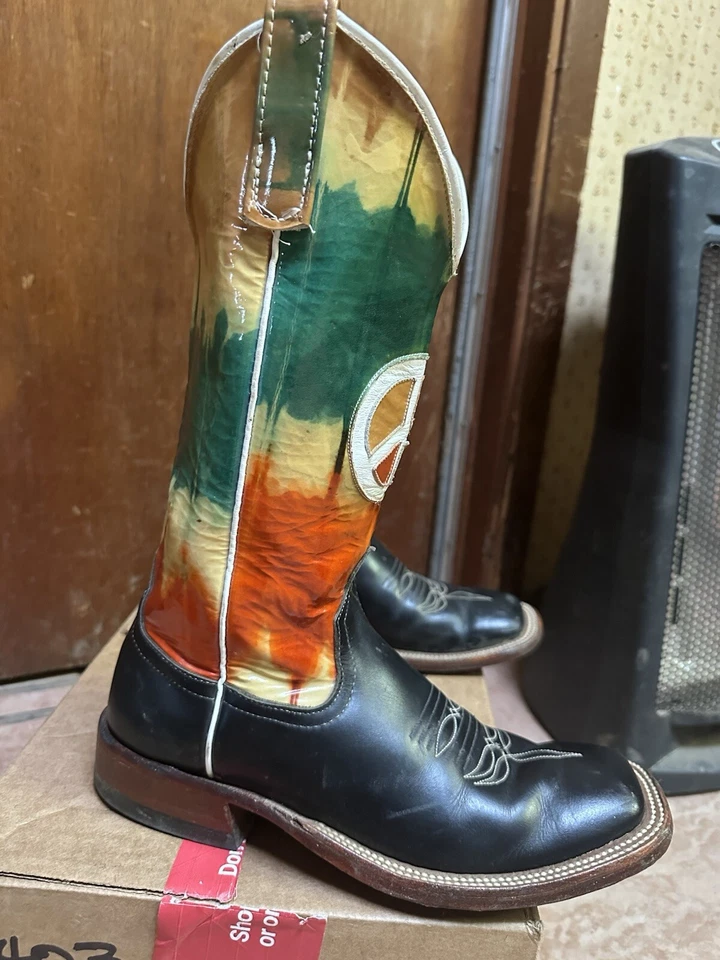 Anderson Bean, signo de la paz, tops teñidos con corbata Foto 3 de 4