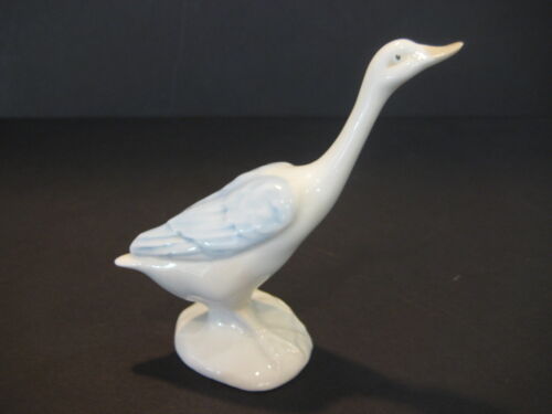 D'ART SA PORCELAIN GOOSE FIGURINE, 4 1/4" TALL, MINT CONDITION, MADE IN SPAIN - Picture 1 of 5