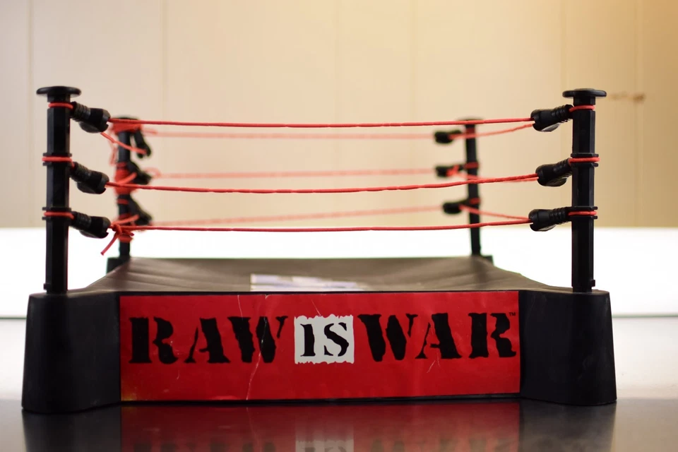 Juego de figuras de anillo de lucha libre WWF Raw is War 1996 con mini anillo que tiene campana Foto 3 de 4