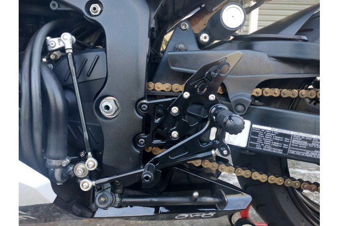 Commandes reculées moto CBR 600 RR pour éliminer la fatigue et optimiser l'angle