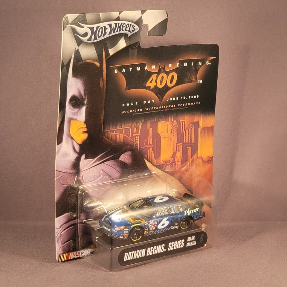Mattel Hot Wheels 2004 Batman Begins Series 400 Race Day Car Mark Martin #6 NOVO - Imagem 2 de 4