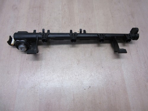 FORD FOCUS III Einspritzleiste Einspritzdüse Verteilerrohr 8A66-9H487-AB (153)