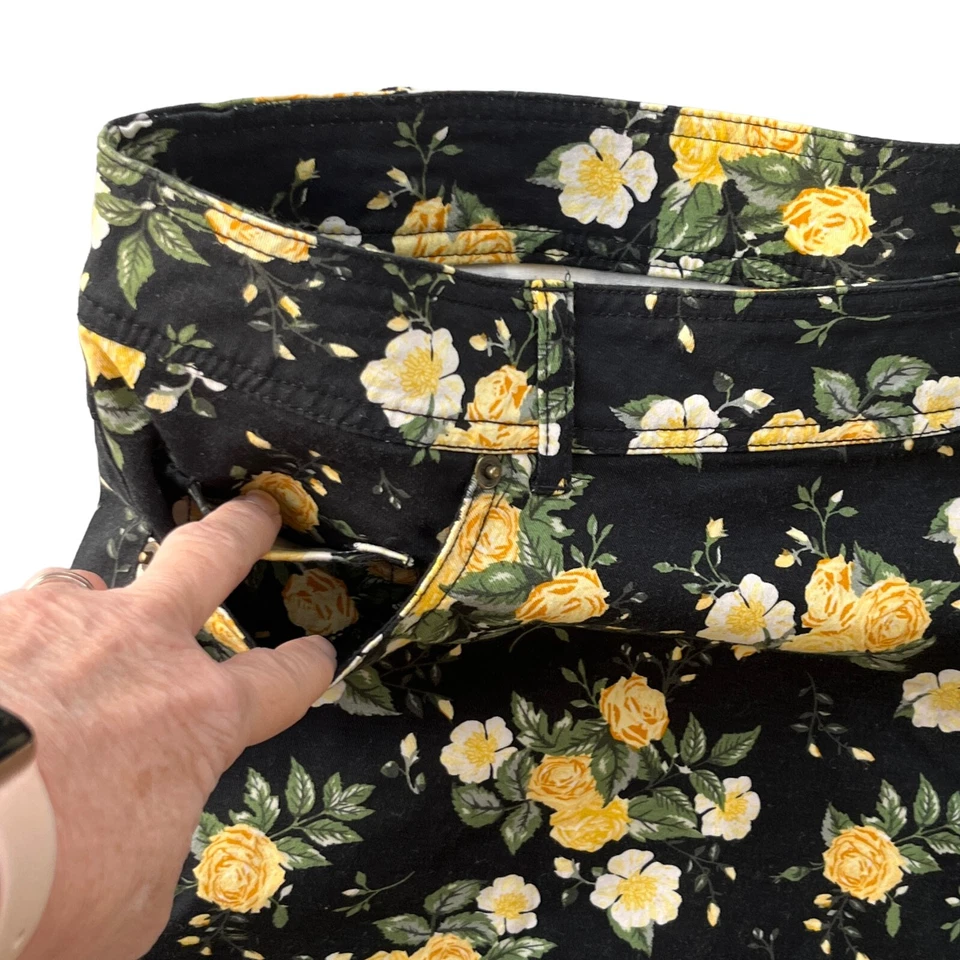 Pantalones Cortos Sonoma Mujer 24W Denim Estampado Floral Cinco Bolsillos Estilo Cremallera Frontal Elastizados Foto 3 de 4