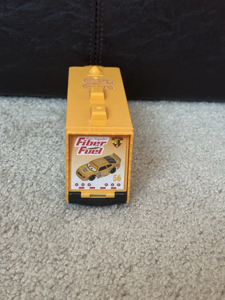 Camión de combustible de fibra fundida a presión Disney Pixar Cars Foto 4 de 4