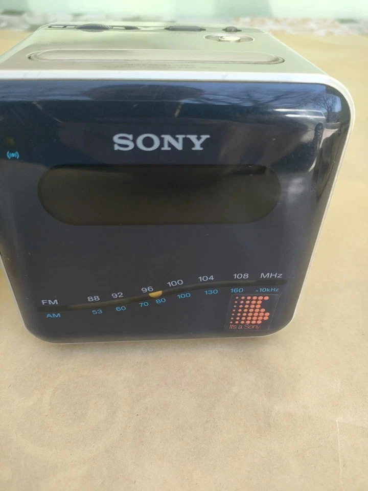 Radio despertador Sony de colección modelo DIGICUBE en funcionamiento