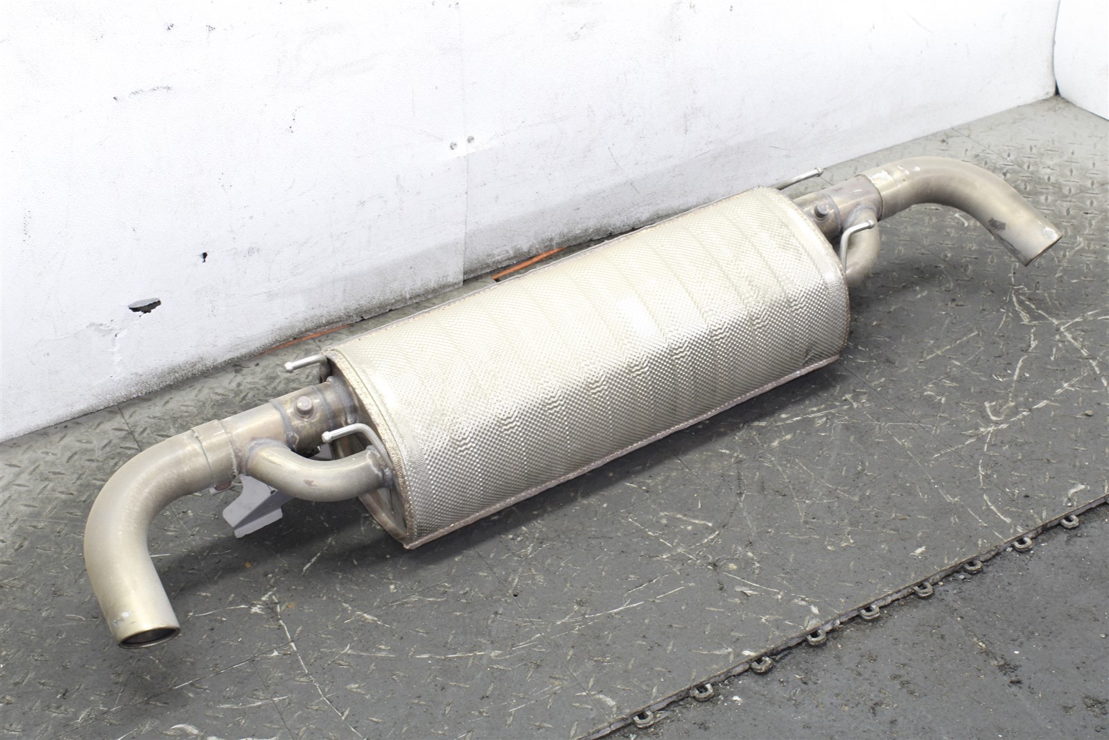 2020 Aston Martin Vantage Rear Exhaust Muffler Pipe 18-21