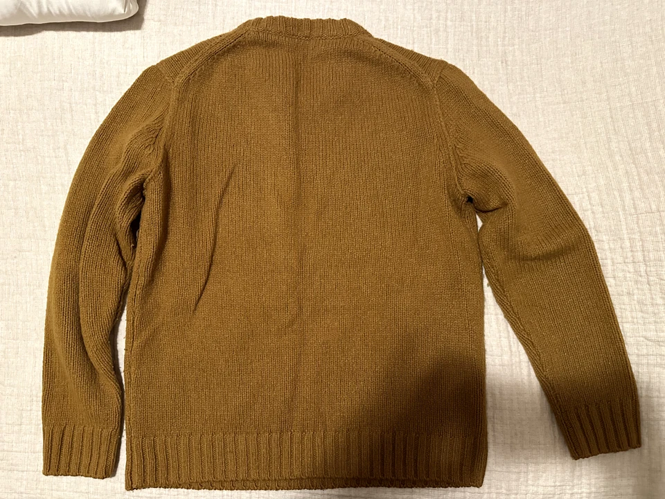 Suéter de costura inversa ALEX MILL en suéter de lana de cordero en caqui dorado Foto 3 de 3