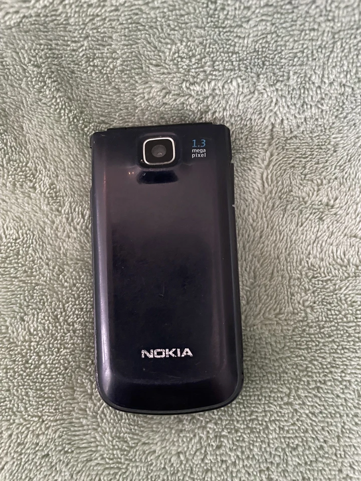 Nokia | Modelo: 2720a-2b | Pantalla LCD de 2,8" Cámara de 1,3 MP Teléfono Abatible (No probado) Foto 4 de 4