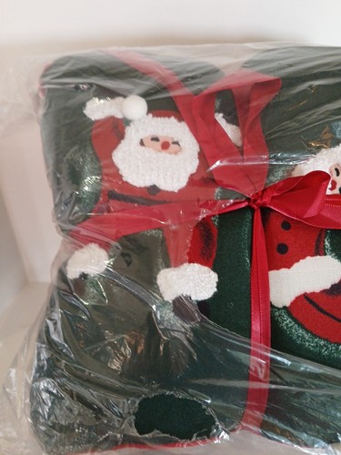 St. Nicholas Square Decrotive Throw Pillows 12×12 Hunter Green& Red 3 Total - Picture 4 of 12