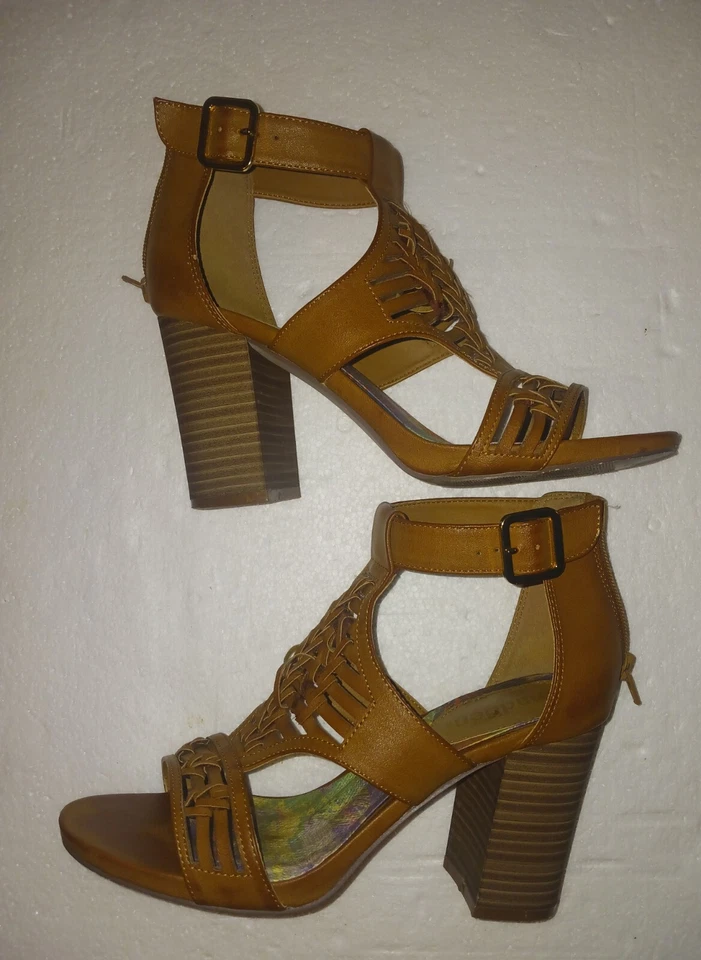 Sapatos sociais femininos Madden NYC salto empilhado 7,5 conhaque estilo RAAINA - Imagem 2 de 4