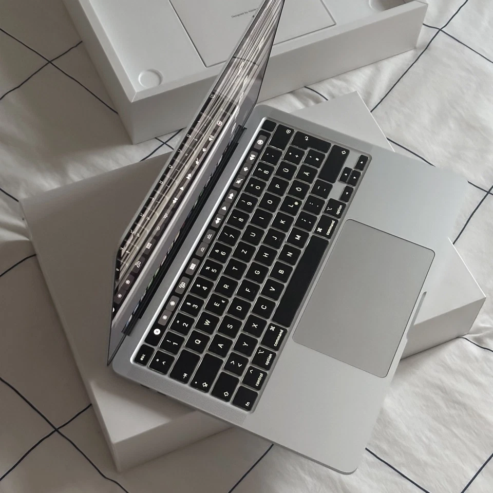 Apple MacBook Pro 13" · i5 10th gen 3.8 GHz · 16GB · 512GB, Foto 1 von 5
