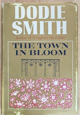 THE TOWN IN BLOOM By Dodie Smith -1965 HCDJ Started First American Edition 