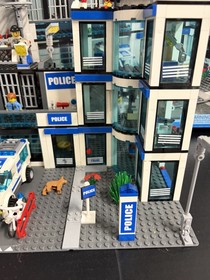 LEGO CITY Police Station 7498 /100% Complete Set w/ Minifigs