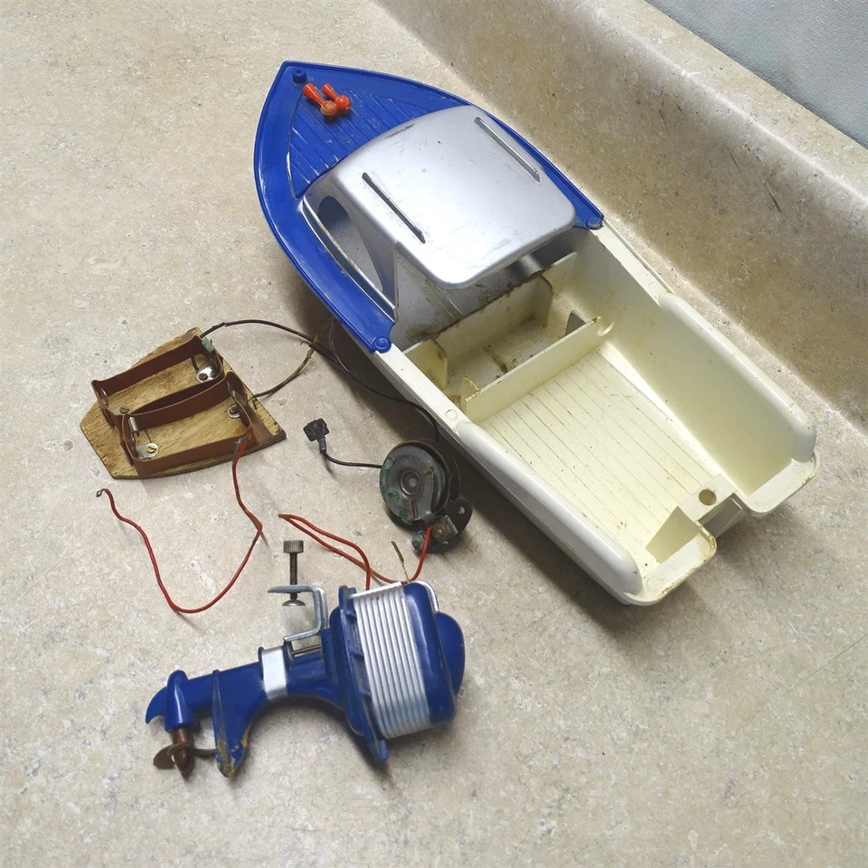 Vintage Knickerbocker Plastic Boat, Outboard Motor, Battery Op. Parts Piece - Image 2 of 4