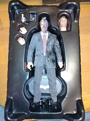 ジャンク　ホットトイズ　トゥーフェイス1.0 mms081 Hot Toys The Dark Knight TWO-FACE HARVEY DENT MMS81 1/6 Scale