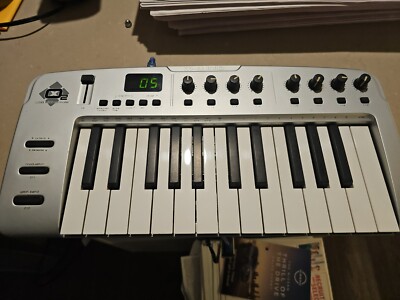 M-Audio O2 Mobile USB MIDI Controller Keyboard w/ USB Cable