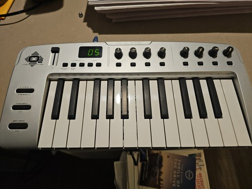 M-Audio O2 Mobile USB MIDI Controller Keyboard w/ USB Cable