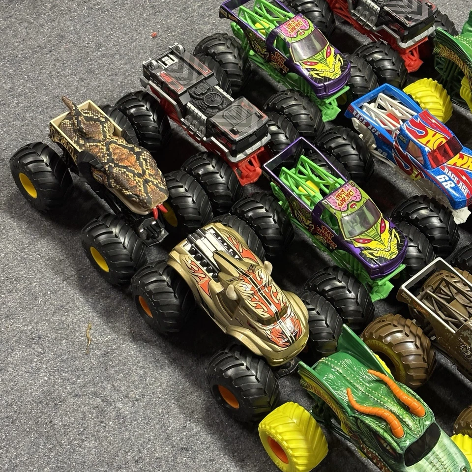 Лот из 12 литых разнообразных грузовиков Hot Wheels Monster Jam масштаб 1:24 - Изображение 2 из 4