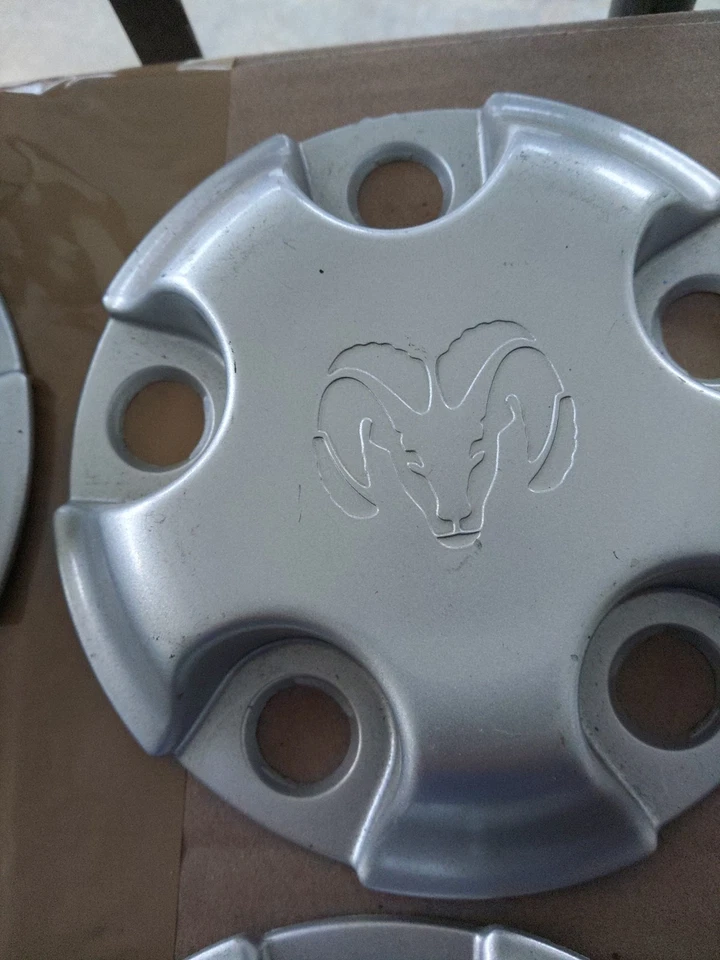 Juego de cuatro tapas centrales cromadas OEM 52106536AC Dodge Ram 1500 2002-2012 17"  Foto 4 de 4