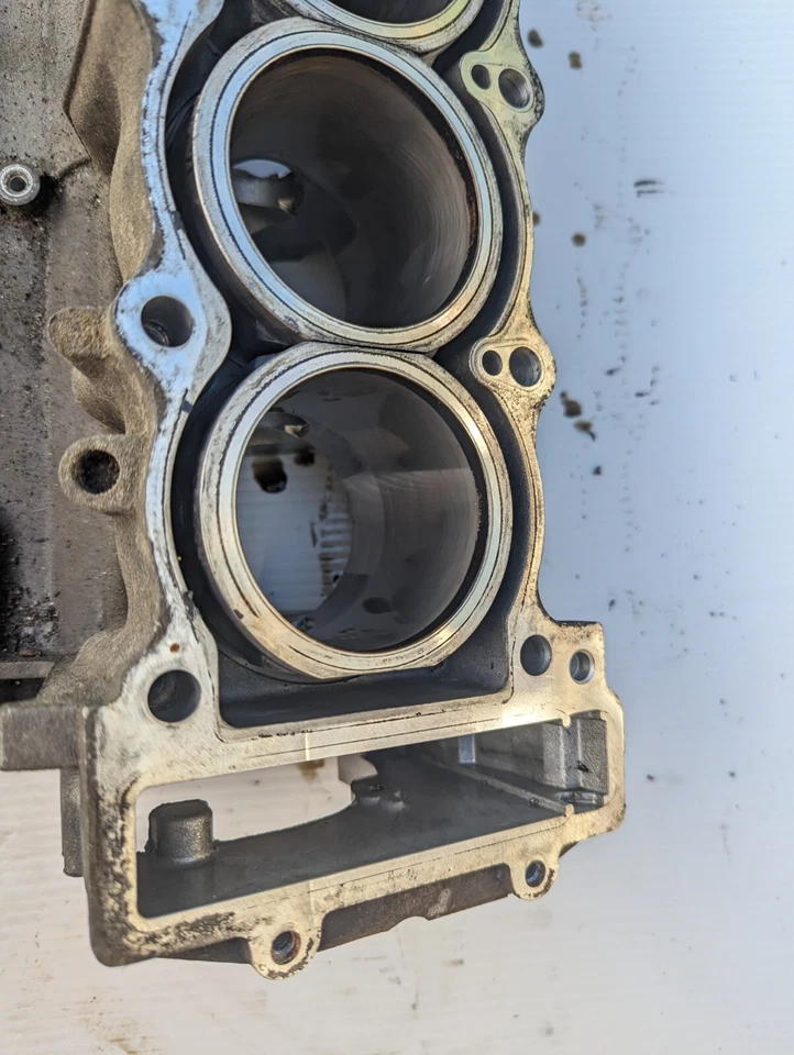 Triumph Daytona 650 2005 caja de motor superior con jarras de cilindro paredes se ven perfectas Foto 4 de 4