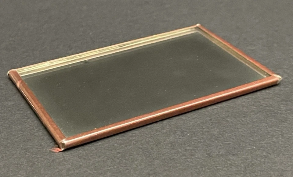 Espejo de Bolsillo Vintage Risque ~ Bonita Sonrisa, Morena Desnuda Posando Foto 3 de 4