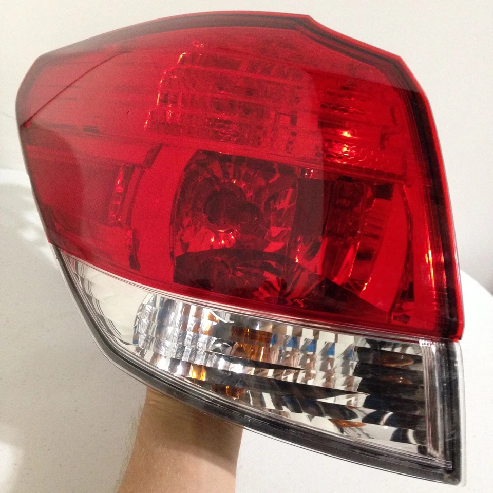 Lámpara de luz trasera lateral izquierda Subaru Legacy Outback Wagon 2010-2014 OEM brillante Foto 2 de 4