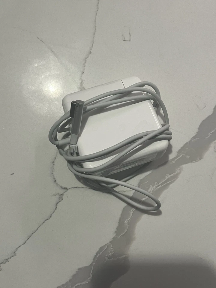 Apple MacBook Pro 15" - i5 - 4GB Ram - 250gb ssd - macOS High Sierra Inc. Carga Foto 2 de 4