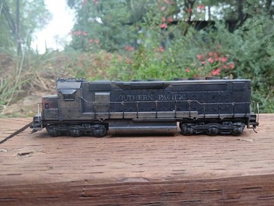 Athearn HO Scale Southern Pacific SDP40 dummy locomotive does not run detailed
