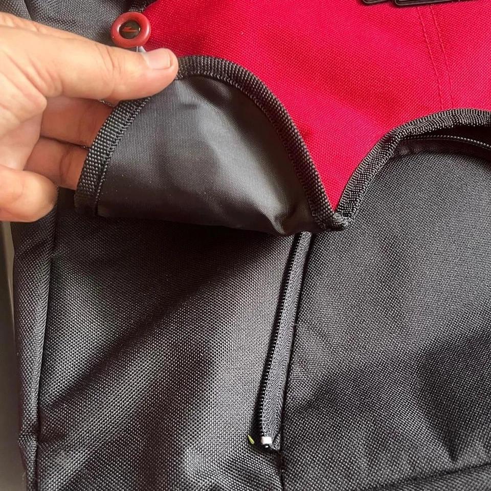 Vintage Y2K Sketchers red and black messenger bag (read) - Image 4 of 4