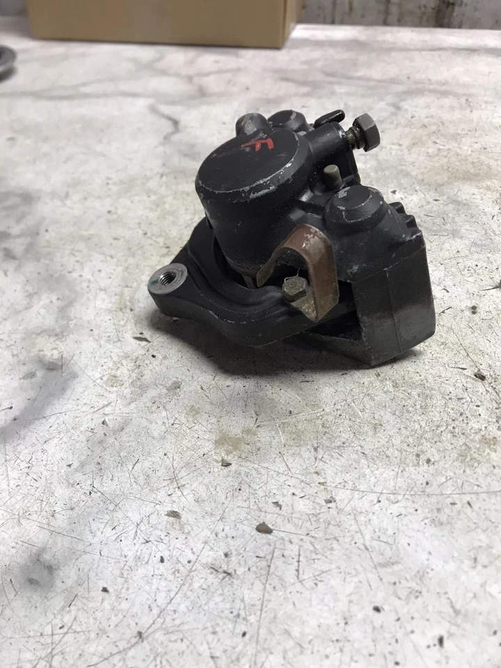 Pinça de freio dianteira 81 Honda CM400 CM 400 A Hondamatic - Imagem 3 de 4