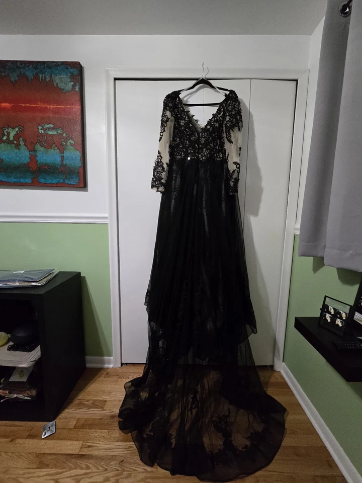 Vestido de novia negro línea A cuello en V mangas ilusión encaje/tul con frente dividido Foto 2 de 4