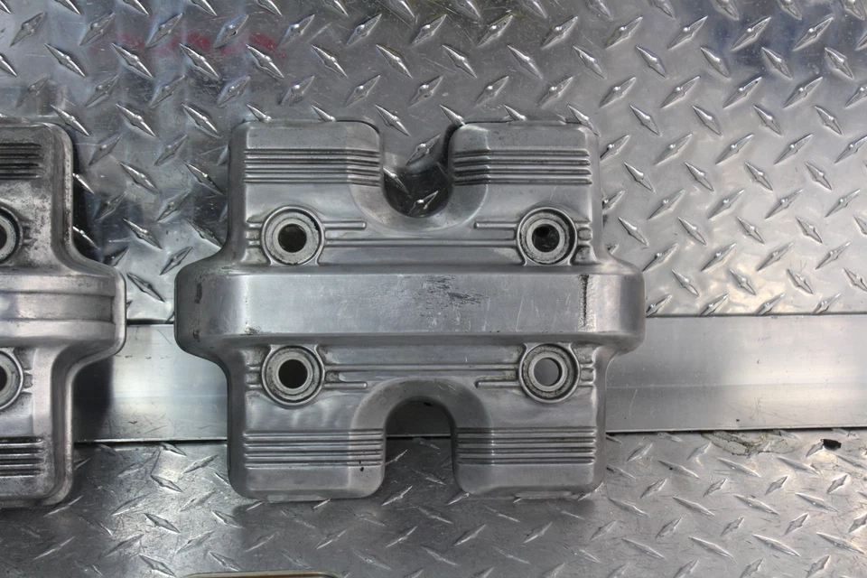 Honda V45 Magna 1982 VF750C JUEGO DE CUBIERTAS DE CULATA 12311-MB0-000 12321-MB0-000 Foto 3 de 4