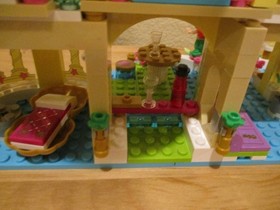 LEGO Disney: Ariel's Undersea Palace (41063) MISSING A FEW PARTS SEE DESCRIPTION