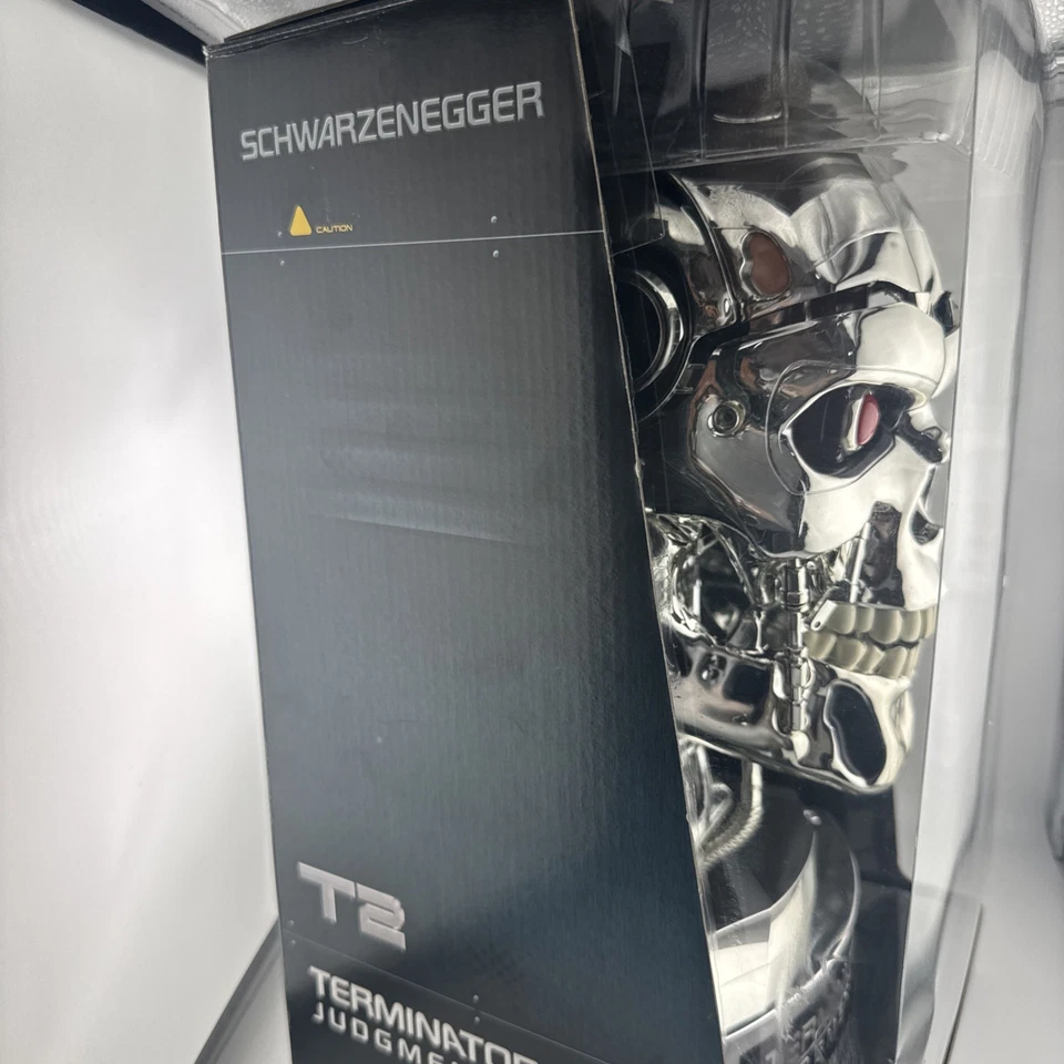 Terminator 2 Judgment Day 6-Disc DVD Collector Set Endoskull Bust Head Lights Up - Image 4 of 4