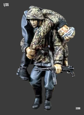 135 Resin Figure German SS Carrying Wounded Comrade (2 Fig Set) Model Kit 3396