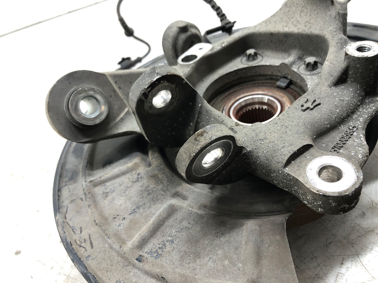 2014-2020 MASERATI GHIBLI 3.0L V6 RWD LEFT DRIVER REAR SPINDLE KNUCKLE HUB OEM.