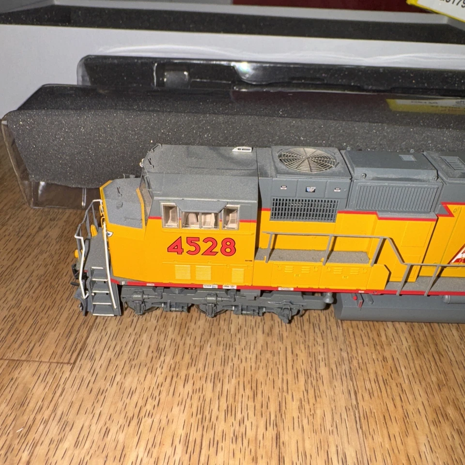HO Genesis Union Pacific UP SD-70M diesel locomotive 4528 Building America Runs - Image 2 of 4