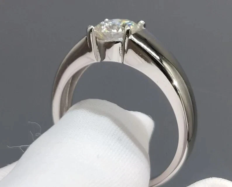 Anillo redondo de diamantes cultivados en laboratorio de 1,50 TCW para regalo de Black Friday platino 950 Foto 3 de 4