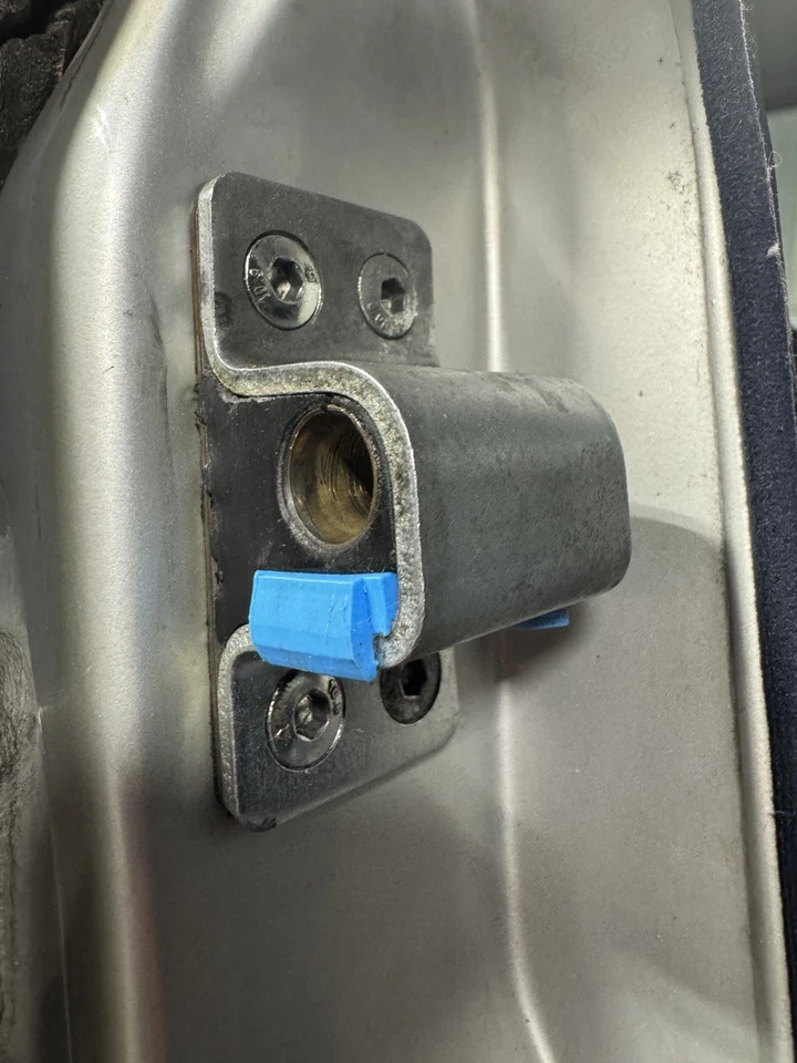 Inserto de golpe de puerta Mercedes Benz W123 W126 300D 240D 300TD fijación puertas cerradas Foto 3 de 3