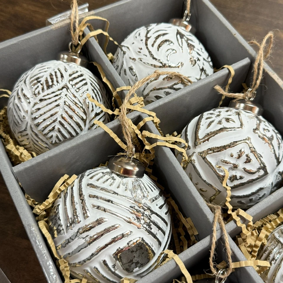 CERÁMICA GRANERO BLANCO LAVADO BOLA PLATA ÁRBOL NAVIDAD ADORNOS ~ JUEGO DE 6 Foto 3 de 4