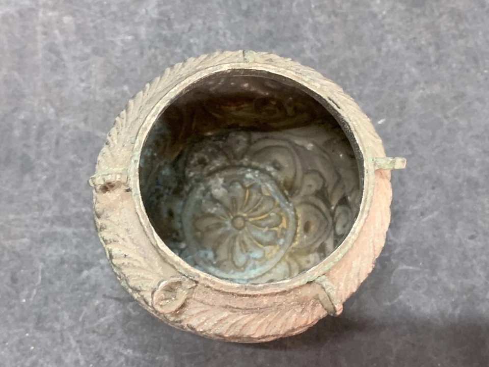 Antigua maceta grabada vintage hecha a mano con patrón floral de plata alemana con aros Foto 4 de 4