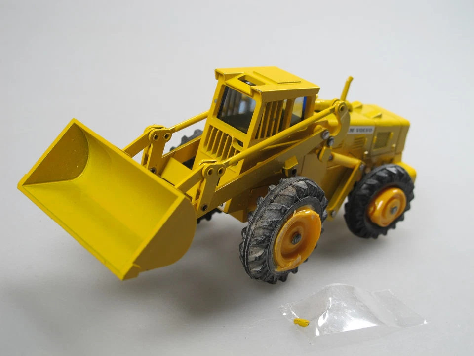 NZG 125 BM-Volvo LM 841 Radlader 1:50 defekt Ersatzteilspender in OVP - Bild 3 von 4