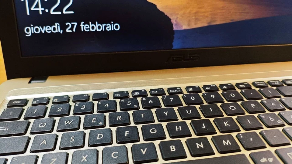 Laptop ASUS X540U 12 GB RAM SSD SAMSUNG EVO 250 GB Windows10 Perfetto Come Nuovo - Immagine 2 di 4