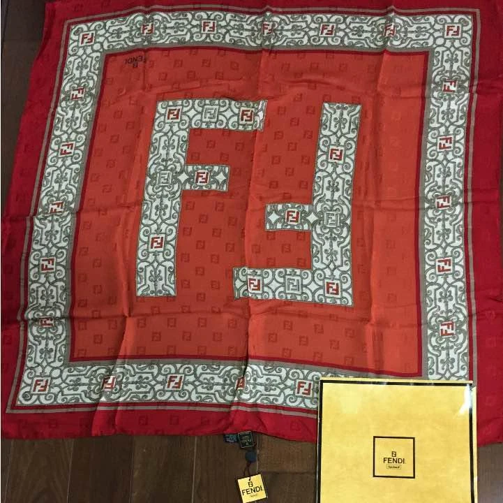 Sciarpa Fendi 82x82cm seta made in Italy accessori marca abbigliamento quasi mai usata