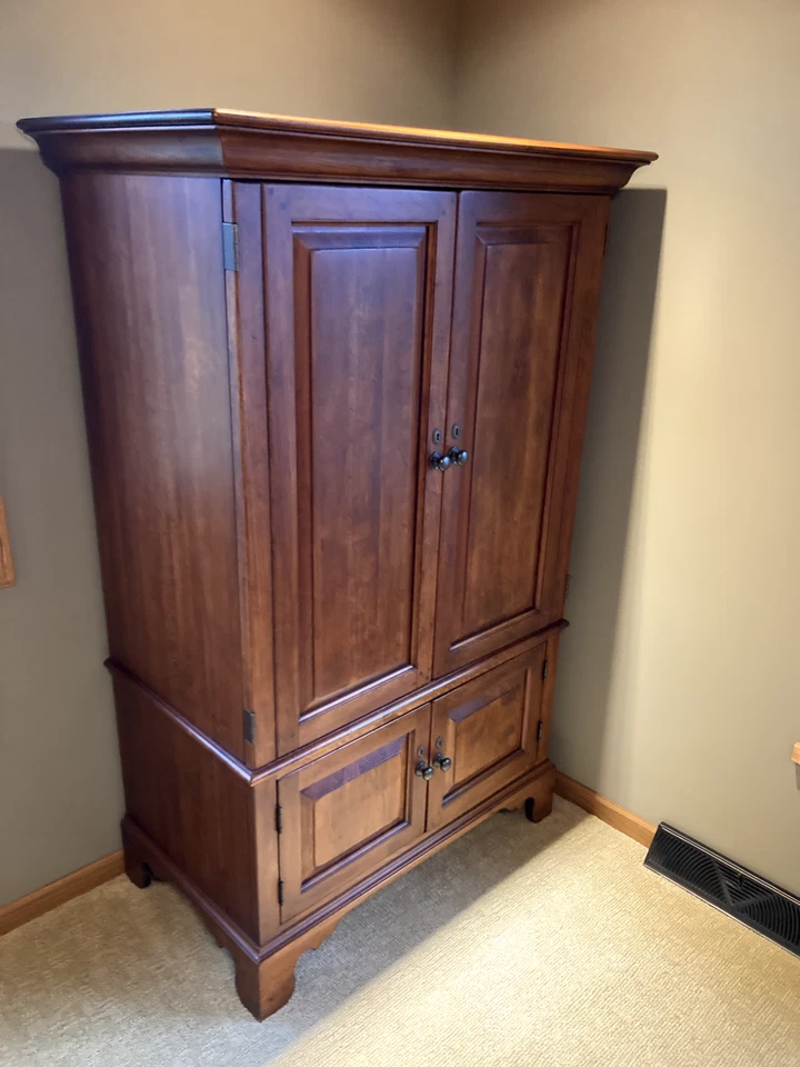 Armario de TV de madera maciza Bob Timberlake de Lexington Foto 2 de 3