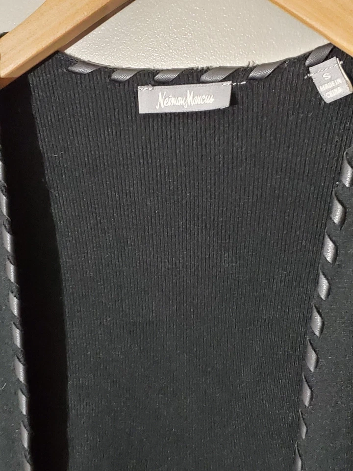 Nieman Marcus Cárdigan Pequeño Negro Con Flecos Largos Imitación Cuero Foto 2 de 4